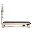 Elina Pilates Elite Advanced Reformer mit Tower mit schwarzer Liegefläche, Seitenansicht