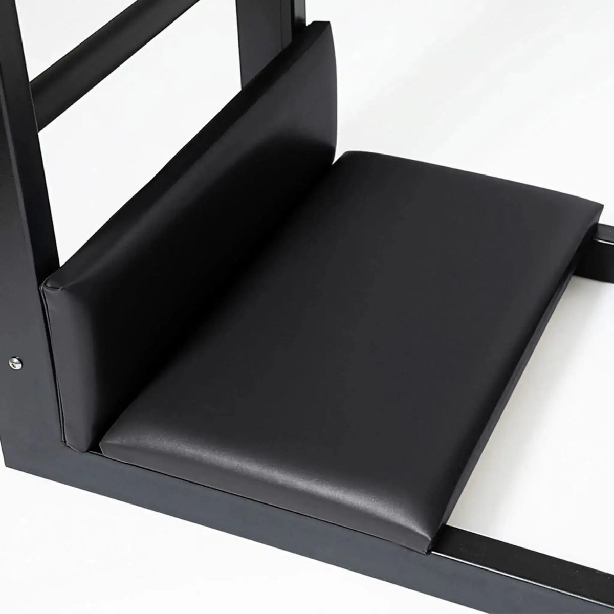 Elina Pilates Elite Ladder Barrel mit Stahlbasis – Detail der gepolsterten Trittfläche am Stahlrahmen