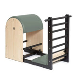 Elina Pilates Elite Ladder Barrel mit Stahlbasis – Seitenansicht mit eukalyptusgrünem Bezug, Holzkorpus und Sprossenleiter