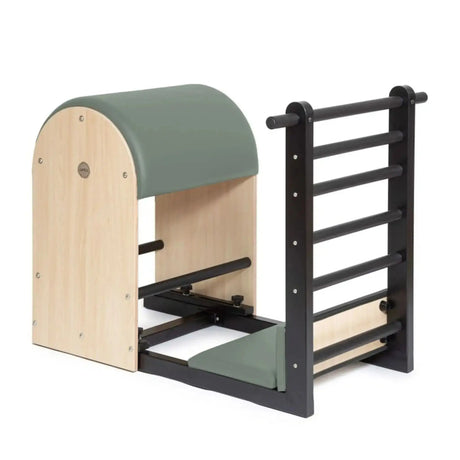 Elina Pilates Elite Ladder Barrel mit Stahlbasis – Seitenansicht mit eukalyptusgrünem Bezug, Holzkorpus und Sprossenleiter