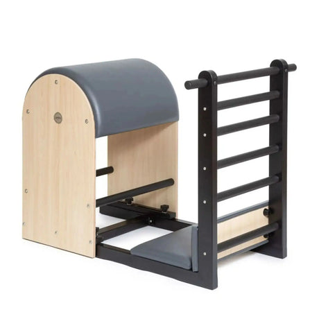 Elina Pilates Elite Ladder Barrel mit Stahlbasis – Seitenansicht mit grauem Bezug, Holzkorpus und Sprossenleiter