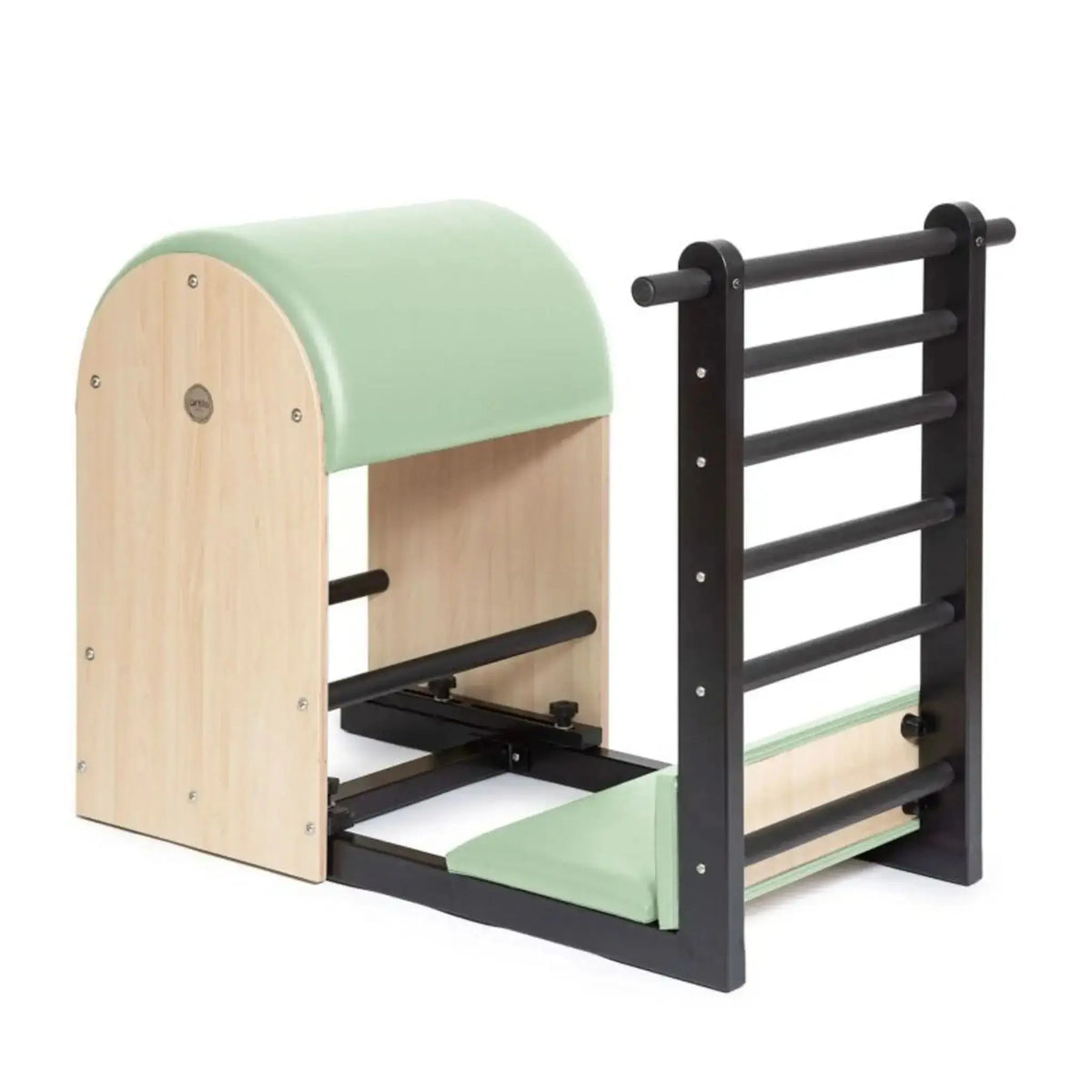 Elina Pilates Elite Ladder Barrel mit Stahlbasis – Seitenansicht mit grünem Bezug, Holzkorpus und Sprossenleiter
