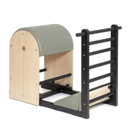Elina Pilates Elite Ladder Barrel mit Stahlbasis – Seitenansicht mit Bezug in Iceberg, Holzkorpus und Sprossenleiter
