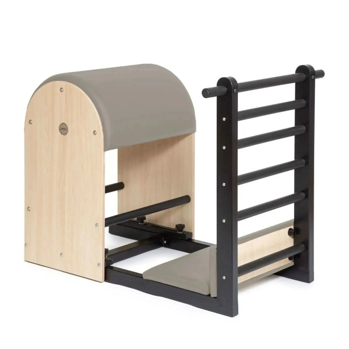 Elina Pilates Elite Ladder Barrel mit Stahlbasis – Seitenansicht mit mokkafarbenem Bezug, Holzkorpus und Sprossenleiter