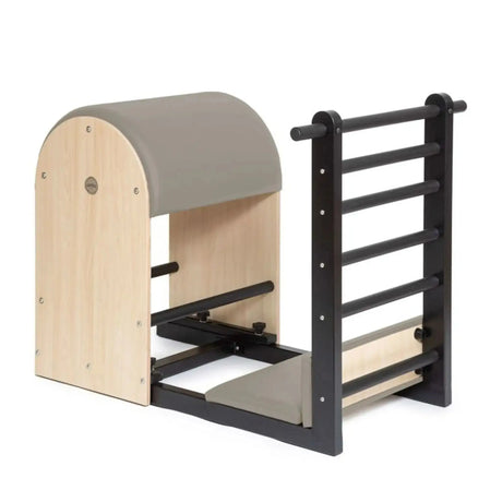 Elina Pilates Elite Ladder Barrel mit Stahlbasis – Seitenansicht mit mokkafarbenem Bezug, Holzkorpus und Sprossenleiter