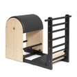 Elina Pilates Elite Ladder Barrel mit Stahlbasis – Seitenansicht mit schwarzem Bezug, Holzkorpus und Sprossenleiter