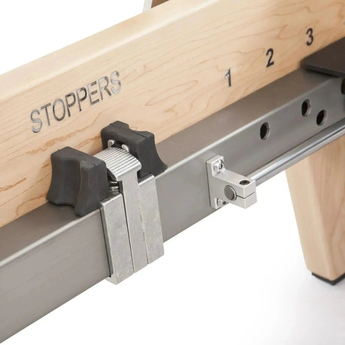 Elina Pilates Elite Reformer mit Tower aus Ahornholz, Detail des Stoppers mit Positionsnummern an der Schiene