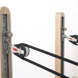 Elina Pilates Elite Reformer mit Tower aus Ahornholz, Detail der Umlenkrolle mit Seil am Tower-Pfosten