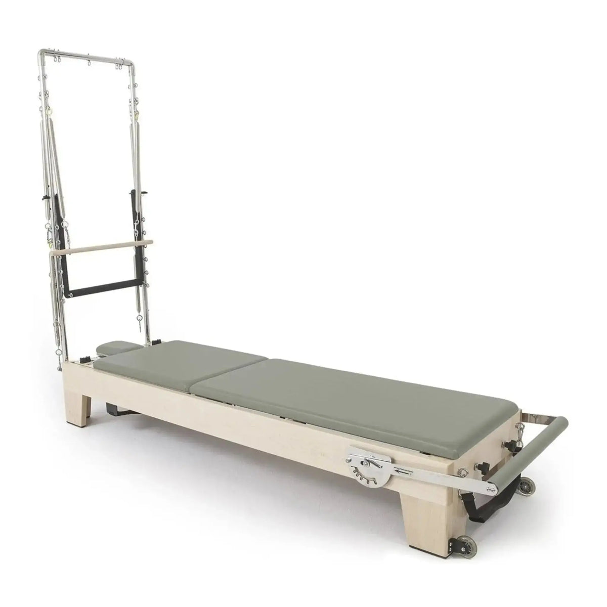 Elina Pilates Elite Reformer mit Tower aus Ahornholz mit Polstern in Eisblau, Schrägansicht mit Tower