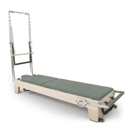 Elina Pilates Elite Reformer mit Tower aus Ahornholz mit Polstern in Eukalyptus, Schrägansicht mit Tower