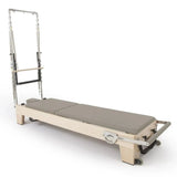 Elina Pilates Elite Reformer mit Tower aus Ahornholz mit Polstern in Mokka, Schrägansicht mit Tower