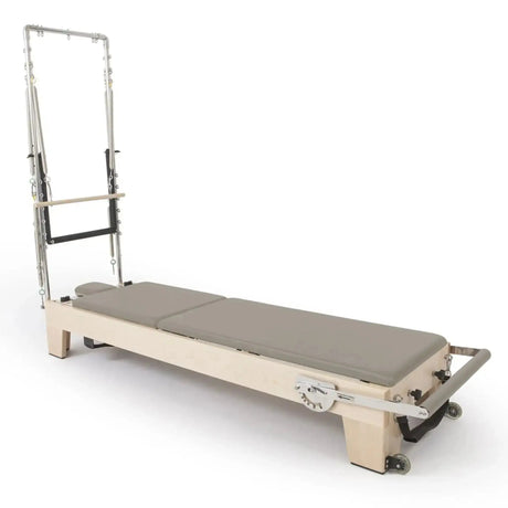 Elina Pilates Elite Reformer mit Tower aus Ahornholz mit Polstern in Mokka, Schrägansicht mit Tower
