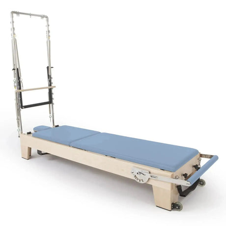 Elina Pilates Elite Reformer mit Tower aus Ahornholz mit Polstern in Ozeanblau, Schrägansicht mit Tower