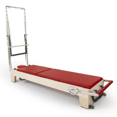 Elina Pilates Elite Reformer mit Tower aus Ahornholz mit Polstern in Rot, Schrägansicht mit Tower