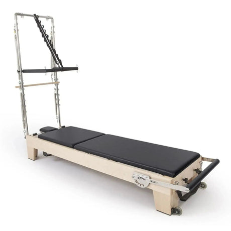 Elina Pilates Elite Reformer mit Tower aus Ahornholz mit Polstern in Schwarz, Schrägansicht mit Tower