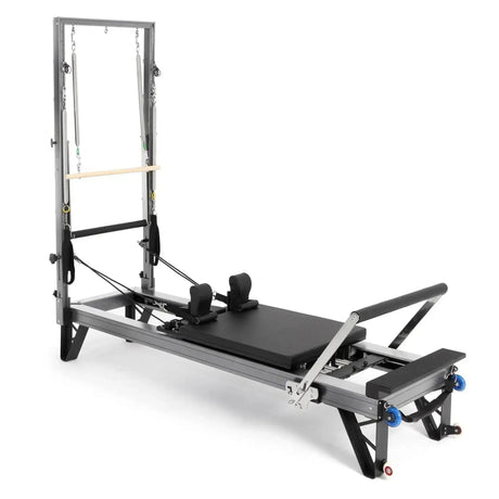 Elina Pilates HL3 Reformer mit Tower aus Aluminium, Schrägansicht mit Turm, Schlitten und Fußstange