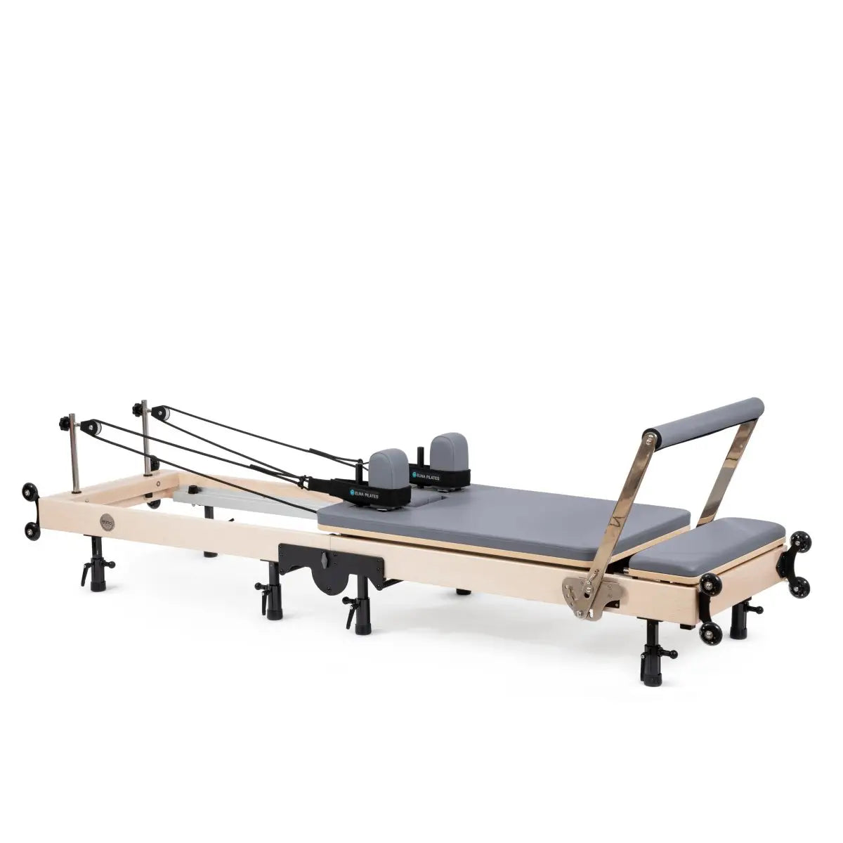 Elina Pilates Klappbarer Reformer aus Ahornholz mit grauem Polster, Seitenansicht aufgeklappt mit Seilzügen und Fußstange