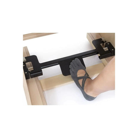 Elina Pilates Ladder Barrel mit Holzbasis im Detail: Fuß in der gepolsterten Fußschlaufe an der Basis