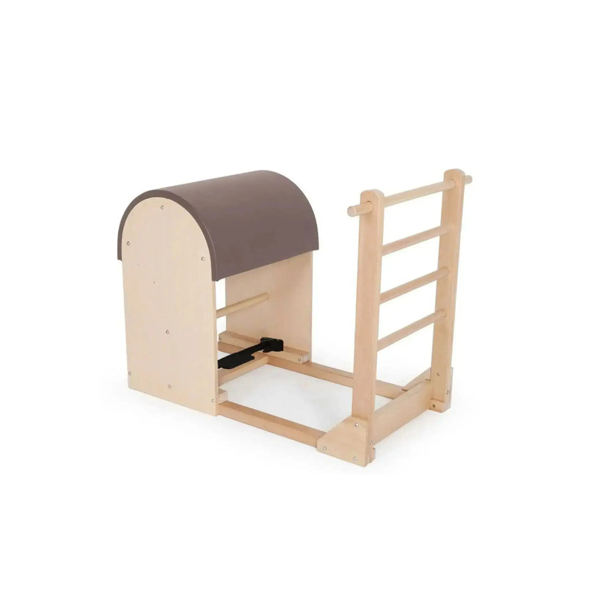 Elina Pilates Ladder Barrel mit Holzbasis in Schrägansicht, Bezug in Altrosa mit Sprossenleiter