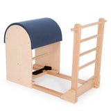 Elina Pilates Ladder Barrel mit Holzbasis in Schrägansicht, Bezug in Blau mit heller Holzleiter
