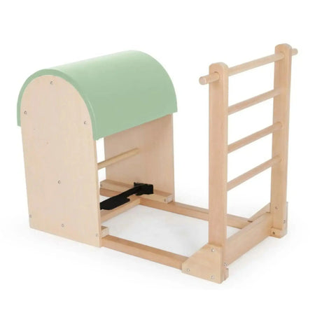 Elina Pilates Ladder Barrel mit Holzbasis in Schrägansicht, Bezug in Eisblau mit Sprossenleiter