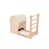 Elina Pilates Ladder Barrel mit Holzbasis in Schrägansicht, Bezug in Elfenbein mit Sprossenleiter