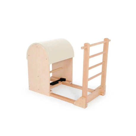 Elina Pilates Ladder Barrel mit Holzbasis in Schrägansicht, Bezug in Elfenbein mit Sprossenleiter