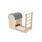 Elina Pilates Ladder Barrel mit Holzbasis in Schrägansicht, Bezug in Eukalyptus mit Sprossenleiter