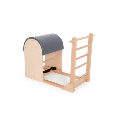 Elina Pilates Ladder Barrel mit Holzbasis in Schrägansicht, Bezug in Grau mit Sprossenleiter