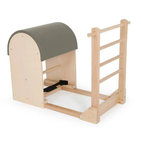 Elina Pilates Ladder Barrel mit Holzbasis in Schrägansicht, Bezug in Mokka mit Sprossenleiter