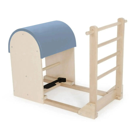 Elina Pilates Ladder Barrel mit Holzbasis in Schrägansicht, Bezug in Ozeanblau mit Sprossenleiter