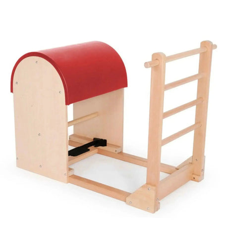 Elina Pilates Ladder Barrel mit Holzbasis in Schrägansicht, Bezug in Rot mit Sprossenleiter
