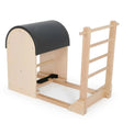 Elina Pilates Ladder Barrel mit Holzbasis in Schrägansicht, Bezug in Schwarz mit Sprossenleiter