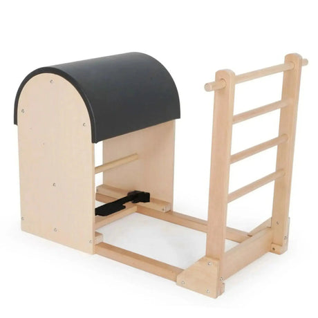 Elina Pilates Ladder Barrel mit Holzbasis in Schrägansicht, Bezug in Schwarz mit Sprossenleiter