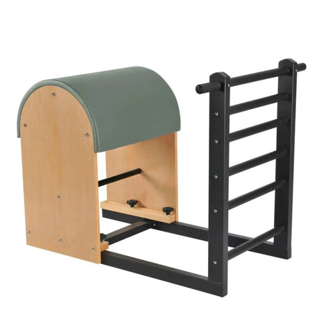 Elina Pilates Ladder Barrel mit Stahlbasis in Schrägansicht, Bezug in Eisblau mit schwarzer Leiter
