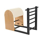 Elina Pilates Ladder Barrel mit Stahlbasis in Schrägansicht, Bezug in Elfenbein mit schwarzer Leiter