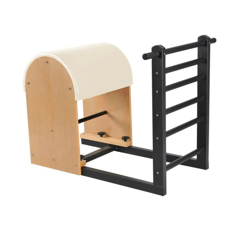 Elina Pilates Ladder Barrel mit Stahlbasis in Schrägansicht, Bezug in Elfenbein mit schwarzer Leiter