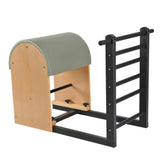Elina Pilates Ladder Barrel mit Stahlbasis in Schrägansicht, Bezug in Eukalyptus mit schwarzer Leiter