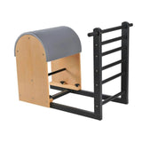 Elina Pilates Ladder Barrel mit Stahlbasis in Schrägansicht, Bezug in Grau mit schwarzer Stahlleiter