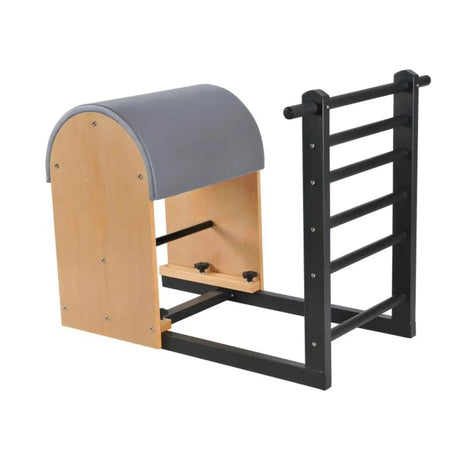 Elina Pilates Ladder Barrel mit Stahlbasis in Schrägansicht, Bezug in Grau mit schwarzer Stahlleiter