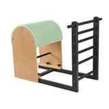 Elina Pilates Ladder Barrel mit Stahlbasis in Schrägansicht, Bezug in Grün mit schwarzer Stahlleiter