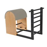 Elina Pilates Ladder Barrel mit Stahlbasis in Schrägansicht, Bezug in Mokka mit schwarzer Stahlleiter