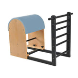 Elina Pilates Ladder Barrel mit Stahlbasis in Schrägansicht, Bezug in Ozeanblau mit schwarzer Leiter