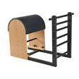 Elina Pilates Ladder Barrel mit Stahlbasis in Schrägansicht, Bezug in Schwarz mit schwarzer Leiter