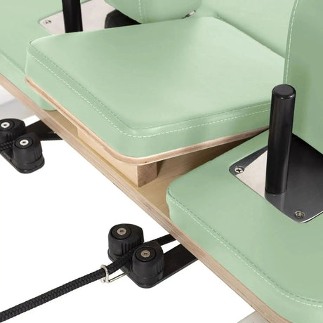 Elina Pilates Lignum Reformer mit Tower aus Holz, Detail der Schulterstütze und Seilführung in Grün