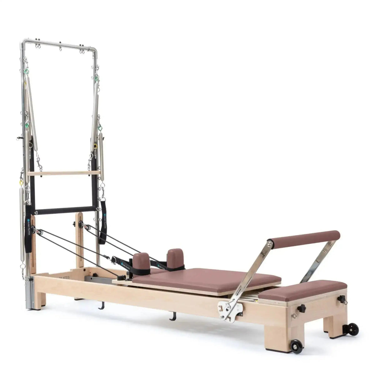 Elina Pilates Lignum Reformer mit Tower aus Holz mit Polstern in Altrosa, Schrägansicht mit Tower und Sitzbox