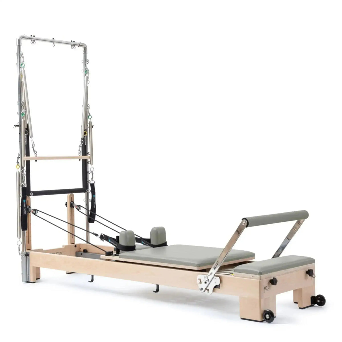 Elina Pilates Lignum Reformer mit Tower aus Holz mit Polstern in Eisblau, Schrägansicht mit Tower