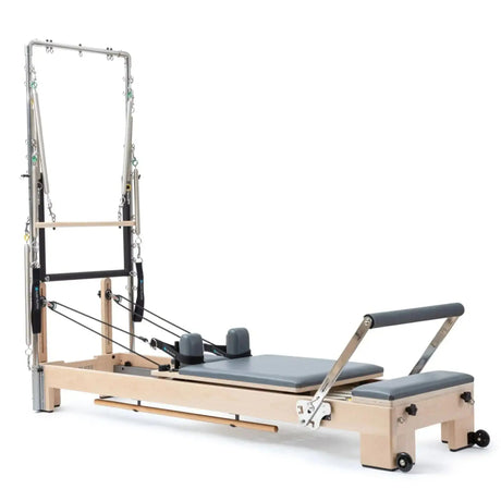 Elina Pilates Lignum Reformer mit Tower aus Holz mit Polstern in Grau, Schrägansicht mit Tower