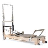 Elina Pilates Lignum Reformer mit Tower aus Holz mit Polstern in Mokka, Schrägansicht mit Tower