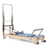 Elina Pilates Lignum Reformer mit Tower aus Holz mit Polstern in Ozeanblau, Schrägansicht mit Tower